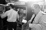 Treinkaartjes Automaat Reparatie_JB1996-205-14Nederland,Amsterdam,09-1996↵
project Geld↵
↵
NS treinkaartjes automaat op het centraalstation in Amsterdam↵
↵
foto Jan Bogaerts
